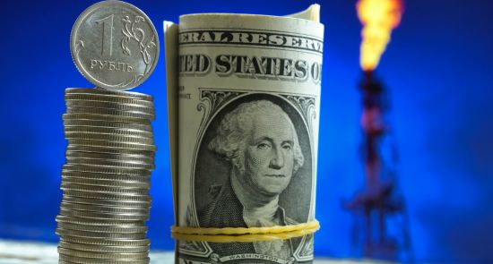 Денежные купюры США и монеты номиналом один рубль.