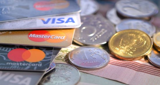 Денежные купюры России, банковские карты международных платежных систем VISA и MasterCard