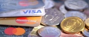 Денежные купюры России, банковские карты международных платежных систем VISA и MasterCard