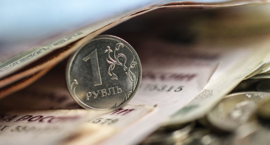 Денежные купюры и монеты.