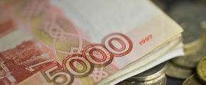 Денежные купюры и монеты.