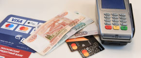 Денежные купюры разного достоинства, карты международных платежных систем