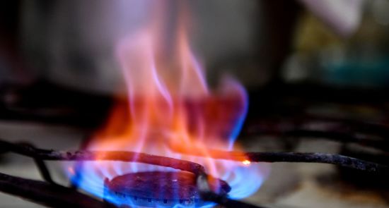 Конфорка газовой плиты в жилом доме.