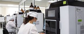 Выпуск препарата для борьбы с COVID-19 на Иркутском заводе "Фармасинтез"