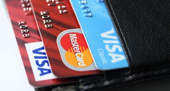 Банковские карты международных платежных систем VISA и MasterCard.