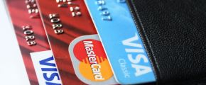Банковские карты международных платежных систем VISA и MasterCard.