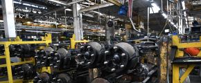 В сборочном цехе на автомобильном заводе ГАЗ