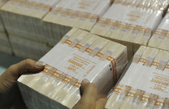 Кладовщик проверяет целостность упаковки и пересчитывает продукцию на фабрике ФГУП "Гознак" в Перми.