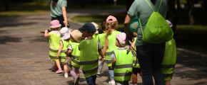 Детская группа во время прогулки в Саду имени Н. Э. Баумана в Москве.