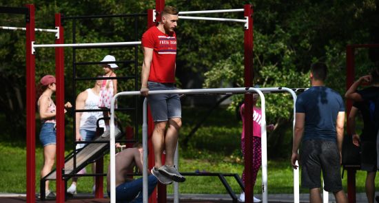 Горожане на спортивной площадке на Михайловской набережной в Новосибирске.