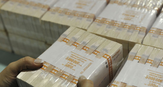 Кладовщик проверяет целостность упаковки и пересчитывает продукцию на фабрике ФГУП "Гознак" в Перми.