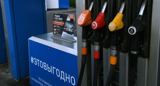 Топливные пистолеты на одной из автозаправочных станций в Москве.
