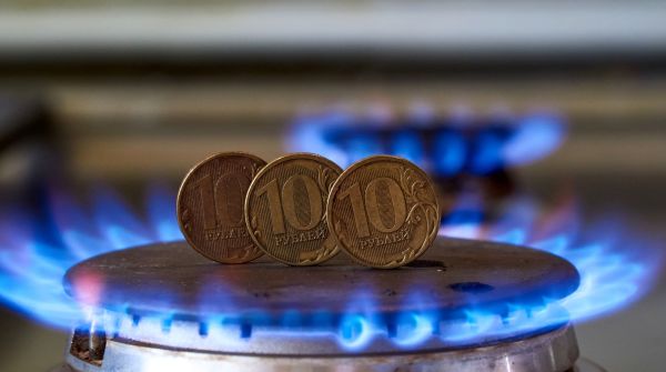 Монеты номиналам десять рублем на газовой плите. 