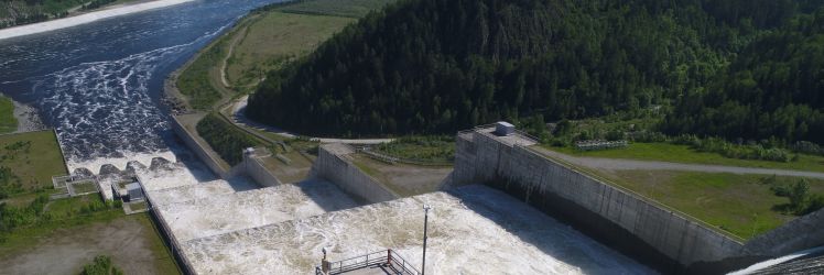 Береговой водосброс на Саяно-Шушенской гидроэлектростанции на реке Енисей в Хакасии.
