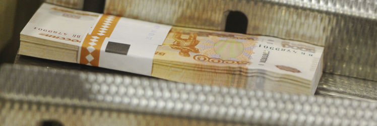 Нарезанные банкноты на автоматизированной линии перед началом процесса упаковки на фабрике ФГУП "Гознак" в Перми.