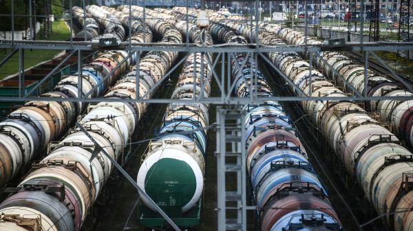 Товарные составы на железнодорожной станции "Яничкино"