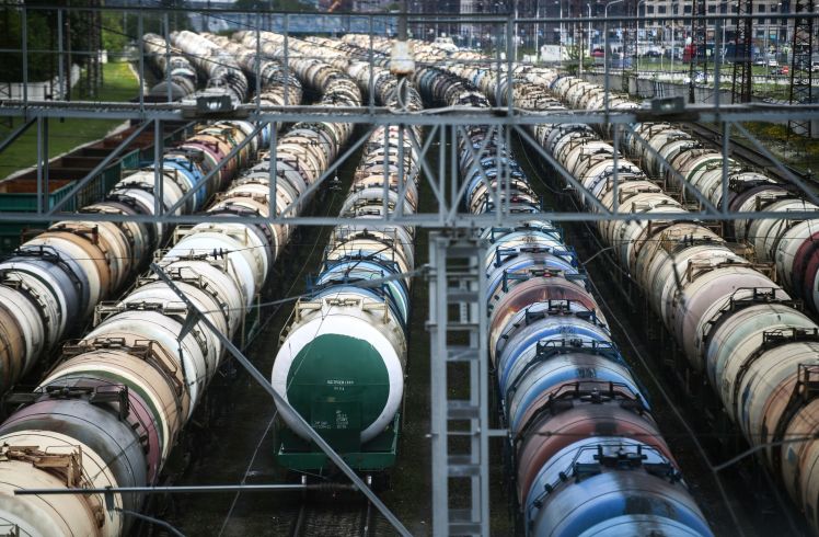 Товарные составы на железнодорожной станции "Яничкино"