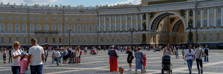 Дворцовая площадь в Санкт-Петербурге.