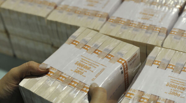 Кладовщик проверяет целостность упаковки и пересчитывает продукцию на фабрике ФГУП "Гознак" в Перми.