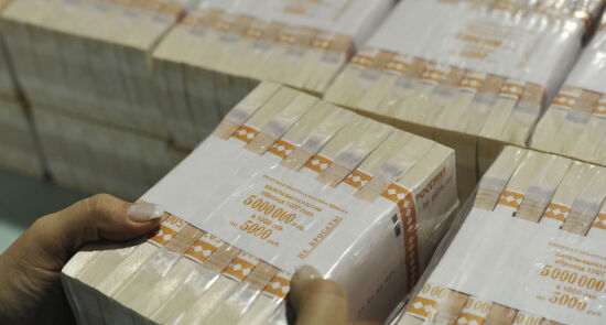 Кладовщик проверяет целостность упаковки и пересчитывает продукцию на фабрике ФГУП "Гознак" в Перми.