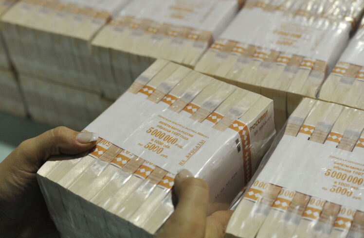 Кладовщик проверяет целостность упаковки и пересчитывает продукцию на фабрике ФГУП "Гознак" в Перми.