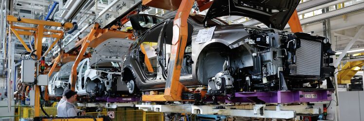 Производство автомобилей на заводе "АвтоВАЗ"