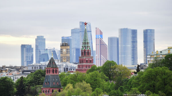 Московский Кремль и небоскребы делового центра "Москва-сити".