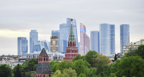 Московский Кремль и небоскребы делового центра "Москва-сити".