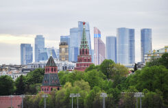 Московский Кремль и небоскребы делового центра "Москва-сити".