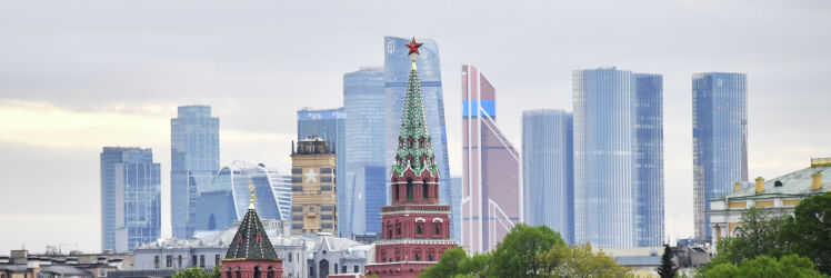 Московский Кремль и небоскребы делового центра "Москва-сити".
