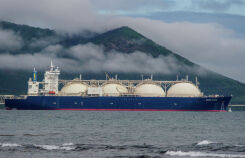 Танкер-газовоз «Grand Elena» у причала завода по производству СПГ в п. Пригородное.