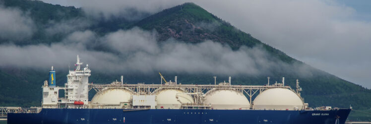 Танкер-газовоз «Grand Elena» у причала завода по производству СПГ в п. Пригородное.