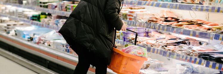 Покупательница в магазине в Иваново.