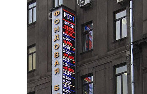 Электронное табло с курсом валют на здании Фондовой биржи РТС