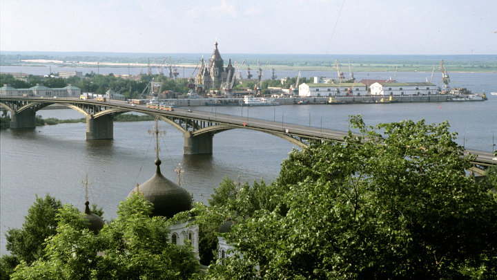 Вид на город Нижний Новгород и мост через реку Волгу