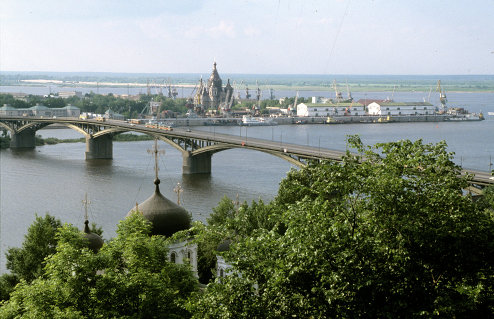 Вид на город Нижний Новгород и мост через реку Волгу