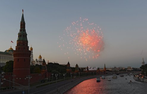 Праздничный салют в честь Дня России в Москве