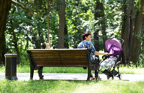  Женщина с коляской в Грачевском парке.