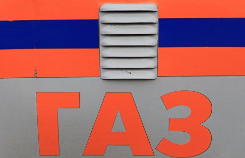 Надпись "ГАЗ" на автомобиле аварийно-спасательной службы.