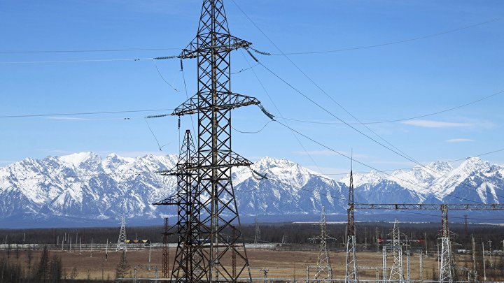Линии электропередач подстанции на горном хребте Удокан в Забайкалье.