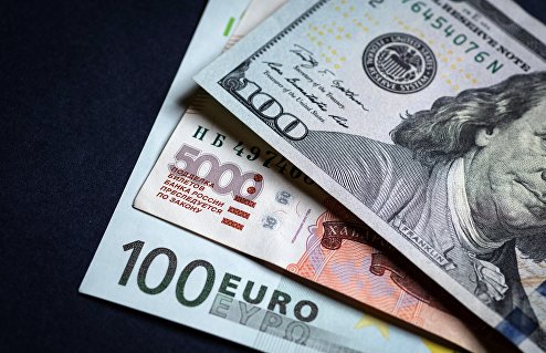 Денежные купюры: евро, доллары и российские рубли.