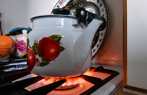 Чайник на газовой плите в жилом доме города Симферополь. 