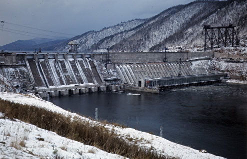 Красноярская гидроэлектростанция (ГЭС) на реке Енисей.