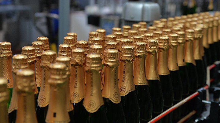 Работа линии по производству шампанского и игристых вин агрохолдинга ООО "Ариант" в Челябинске.